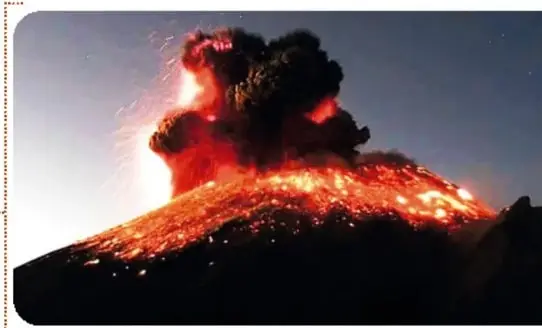 Erupción volcánica del Popocatépetl con lava y columna de humo.
