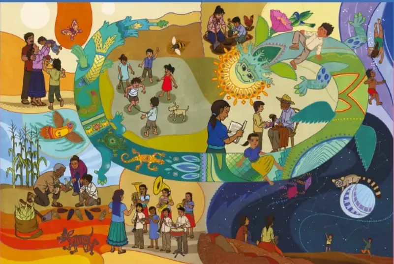 Ilustración integral de Ricardo Peláez Goycochea: maestra leyendo con niños, familias, juegos infantiles, banda musical, cosecha de maíz, sol con rostro, animales (mariposa, abeja, armadillo, codorniz, tlacuache) y una serpiente emplumada que enmarca la escena entre el día y la noche estrellada.