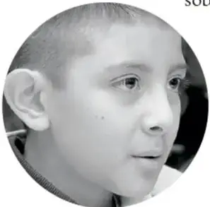 Fotografía de un niño mirando hacia un lado, con expresión pensativa.