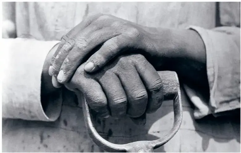 Fotografía en blanco y negro titulada 'Manos con pala' (ca. 1927) de Tina Modotti, que muestra las manos de un trabajador sujetando el mango de una pala; obra del acervo de INAH, Sinafo, Fondo Nacional de Fotografía, México.