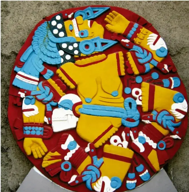 Disco cerámico de colores vivos (rojo, amarillo, azul) con figuras estilizadas, probablemente una pieza artística de tradición indígena que representa un relato mágico.