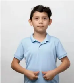 Dos fotografías de un niño de uniforme mostrando la seña de "tener hambre" en lengua de señas mexicana con ambas manos sobre el abdomen y flechas de movimiento circular (fotografía: Francisco Palma Lagunas, Ciudad de México).