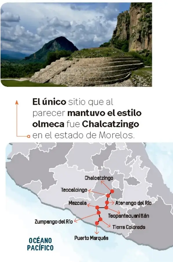 Fotografía de un sitio arqueológico con estructuras escalonadas y una montaña al fondo.