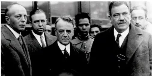 Fotografía en blanco y negro de Dwight Morrow y otros funcionarios estadounidenses.