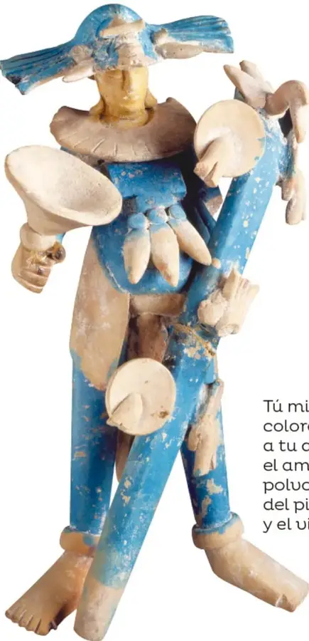 Figura de barro prehispánica de un guerrero con tocado y escudos, pintada de azul (azul maya) con detalles color crema; representa el uso del pigmento en las artes antiguas.
