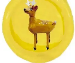 Venado dentro de un círculo amarillo.