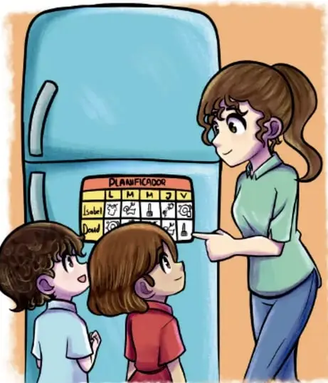 Madre señalando un planificador pegado al refrigerador mientras dos niños lo observan atentamente.