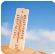 Fotografía de un termómetro con escala Celsius en un ambiente caluroso.