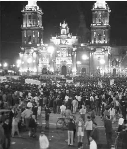 Fotografía nocturna de una gran concentración estudiantil en el Zócalo de la Ciudad de México, con la Catedral Metropolitana al fondo.