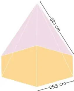 Pirámide hexagonal regular ya plegada, con base hexagonal amarilla de lado 25.5 cm y caras triangulares rosadas, una arista lateral mide 52.1 cm.