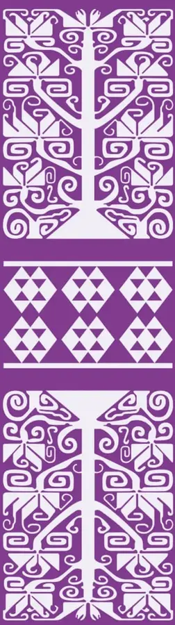 Franja vertical morada con patrones geometricos blancos inspirados en arte textil indigena: arriba y abajo figuras simetricas con espirales y formas zoomorfas, y al centro una banda de rombos y triangulos.
