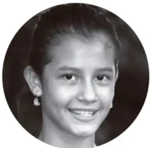 Fotografía de una niña sonriente con uniforme escolar.