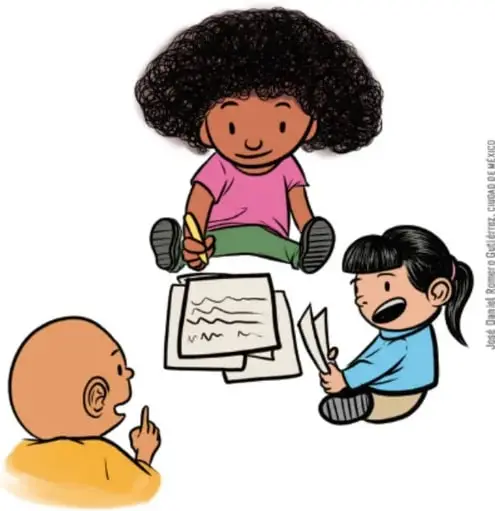 Tres estudiantes sentados en el piso: una niña afrodescendiente escribe en hojas, un niño de espaldas levanta el dedo y otra niña sostiene una hoja; representan el trabajo en equipo.
