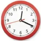 Reloj marcando las 3:00 y ventana con frascos al sol.