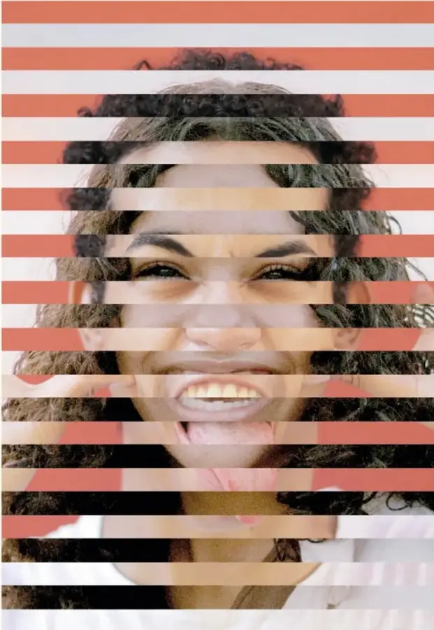 Imagen compuesta por dos fotografías de la misma persona superpuestas en franjas horizontales alternas. En una fotografía la persona sonríe con la boca abierta y los ojos entrecerrados; en la otra mantiene una expresión neutra. El fondo alterna franjas color salmón y blanco.