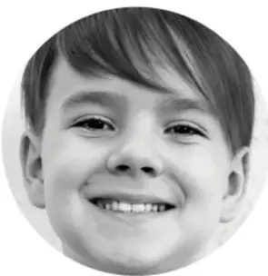 Fotografía en blanco y negro de un niño sonriente dentro de un círculo.