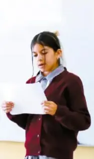 Fotografía de una estudiante leyendo un documento, con el rótulo manuscrito 'Resultados'. Crédito: Clarabett Gabriela Martínez Jiménez, Hidalgo.