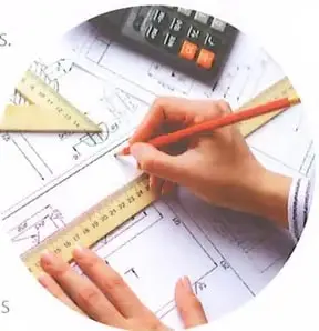 Persona elaborando un plano arquitectónico con regla, lápiz y calculadora.