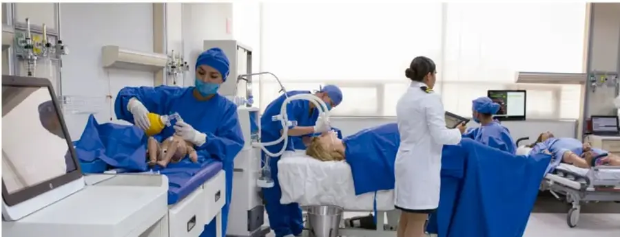 Fotografía de personal médico y de enfermería en un hospital atendiendo a pacientes en camas, con equipos de monitoreo; ilustra la aplicación de soluciones innovadoras para el bienestar común.