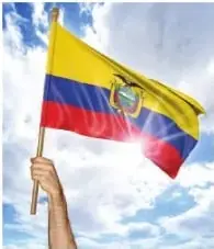 Bandera del Ecuador ondeando frente a un cielo nublado. La imagen representa los símbolos patrios y la identificación con el Estado nación.