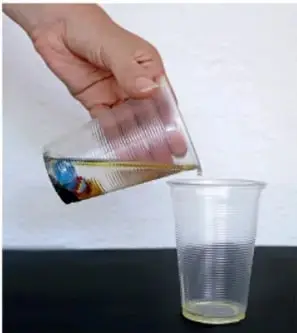 Vaso con la mezcla ya sedimentada tras el reposo de cinco minutos.