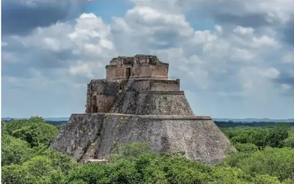 Pirámide maya escalonada de Tikal entre selva guatemalteca.
