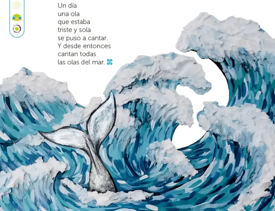 Mar de olas azules y turquesa con crestas de espuma blanca; en el centro sobresale la cola gris de una ballena.