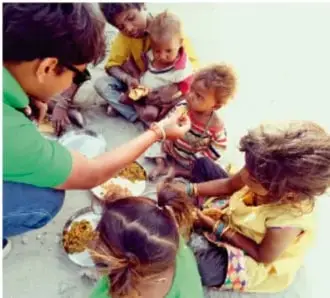 Grupo de niños comiendo alimentos en comunidad