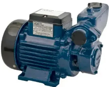 Fotografía de un motor eléctrico industrial azul con ventilador y placa de datos, ilustrando el tipo de dispositivo que transforma energía en trabajo mecánico.