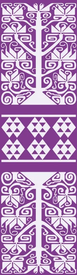 Franja vertical morada con tres motivos decorativos blancos: arriba un árbol estilizado con grecas y espirales, al centro una greca geométrica de rombos y triángulos, y abajo otro árbol simétrico con espirales. Arte inspirado en textiles tradicionales mexicanos.