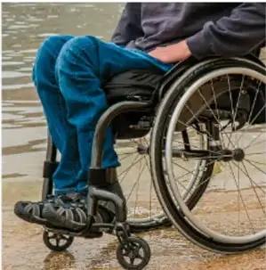 Persona en silla de ruedas, representación de esclerosis múltiple.