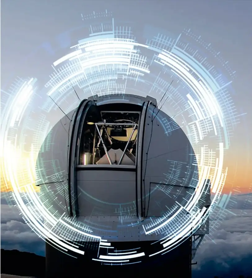 Fotografía de la cúpula abierta de un gran telescopio de observatorio situado sobre las nubes, con un efecto digital de anillos concéntricos de luz sobrepuesto alrededor.