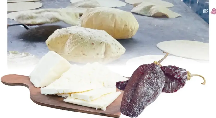 Collage fotográfico de ingredientes: tortillas y quesos frescos en una tabla de madera con chiles anchos secos (morita o mulato) y, al fondo, masas y tortillas sobre un comal.