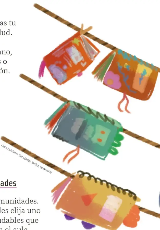 Libros cartoneros hechos a mano, de colores (naranja, azul y ocre) con bordes decorados y flecos, colgados de cuerdas o ramas como si se secaran. Crédito: Clara Estefanía Hernández Valdez, Guanajuato.