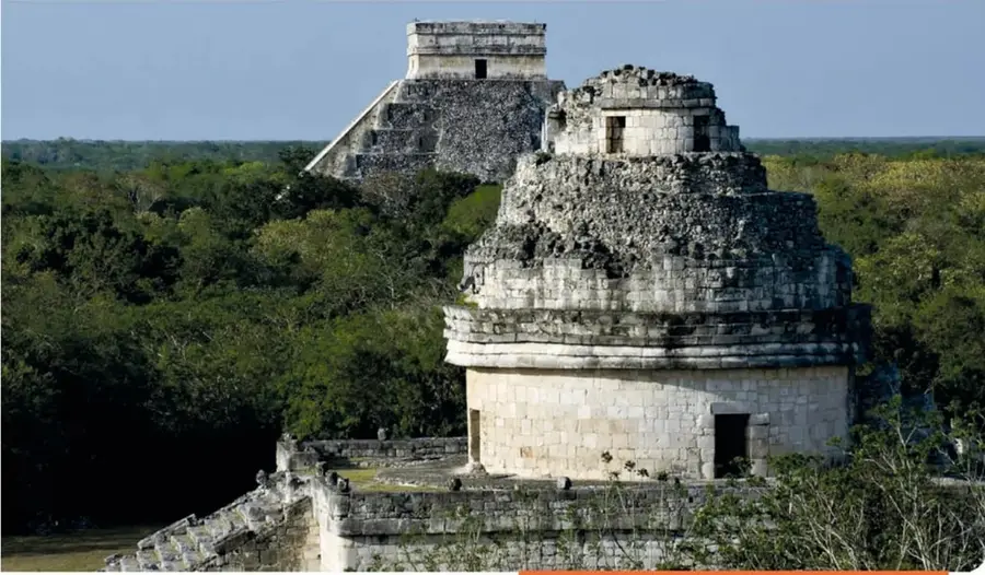 Fotografía del observatorio de Chichén Itzá, Yucatán, una construcción maya redonda sobre una base escalonada, rodeada de vegetación.