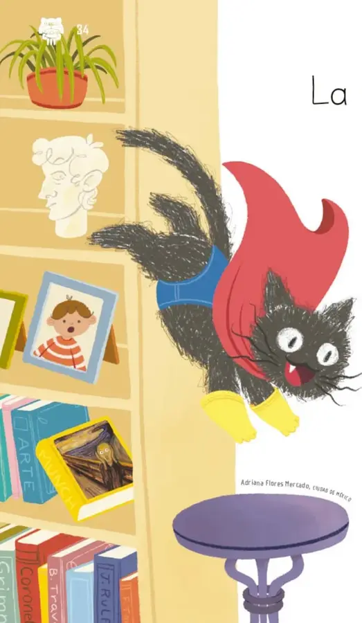 Ilustración de una gatita negra con capa roja, antifaz azul y botas amarillas, saltando frente a un librero con libros, un busto blanco, un cuadro con un niño y una maceta con una planta.