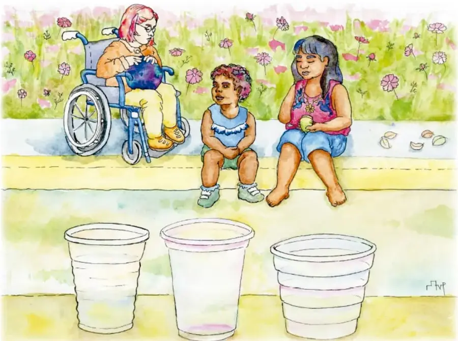 Tres vasos de plástico transparente alineados en la banqueta, recibiendo la lluvia verde; al fondo, una mujer en silla de ruedas teje y conversa con dos niñas sentadas en la guarnición, frente a un jardín con flores rosas. Firma y crédito vertical: María Victoria Pérez Velázquez, Estado de México.