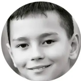 Fotografía en blanco y negro del rostro sonriente de un niño.