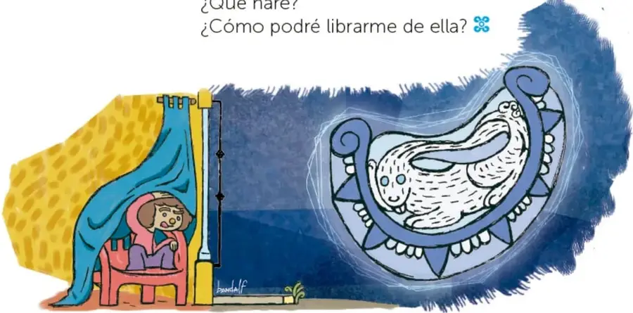 Niña de cabello café con pijama rosa, mano en el mentón, mirando pensativa y algo preocupada hacia la luna.