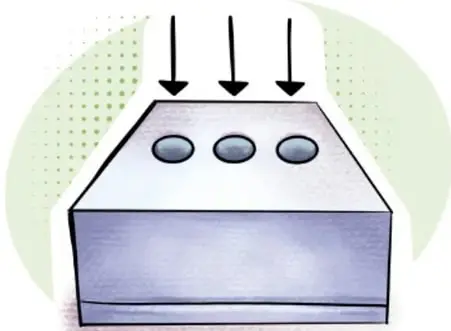 Base de la caja con tres agujeros circulares y tres flechas negras que señalan su perforación.