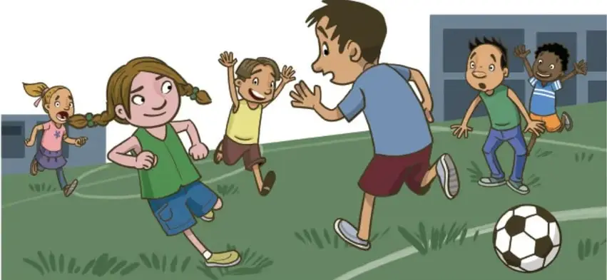 Niños y niñas jugando fútbol en una cancha al aire libre.