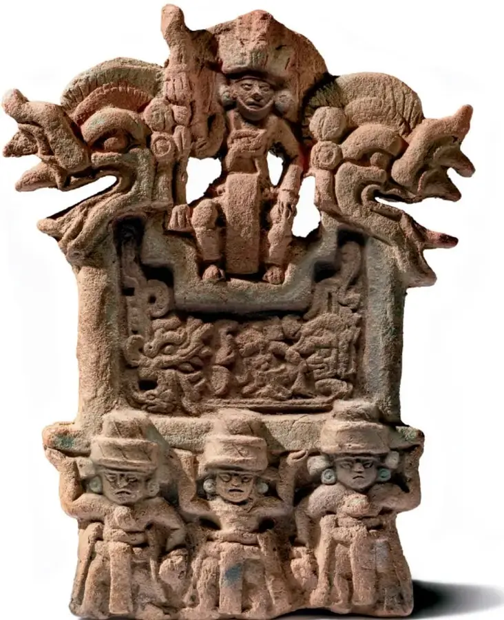 Escultura prehispánica de barro con una figura humana sentada en la parte superior entre dos seres zoomorfos, una franja con relieve en el medio y tres figuras humanas de pie en la base.