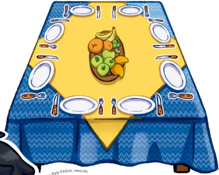 Mesa rectangular con mantel azul y camino amarillo, 8 platos, cubiertos y una canasta de frutas al centro.