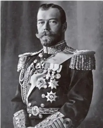 Retrato fotográfico en blanco y negro del zar Nicolás II, con uniforme militar y condecoraciones.