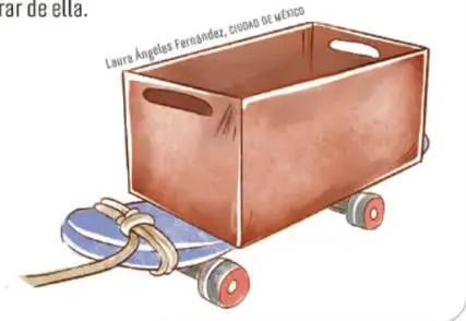 Carro con caja de cartón sobre una patineta azul, atado con hilo y cuerda.