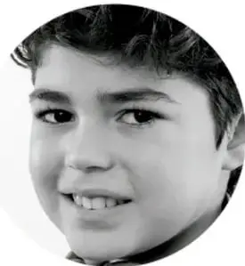 Fotografía de un niño sonriente.