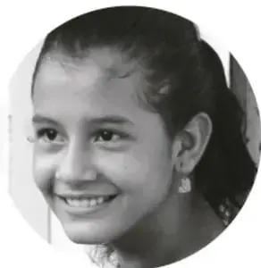 Fotografía de una niña sonriente, ilustrando bienestar y autocuidado.