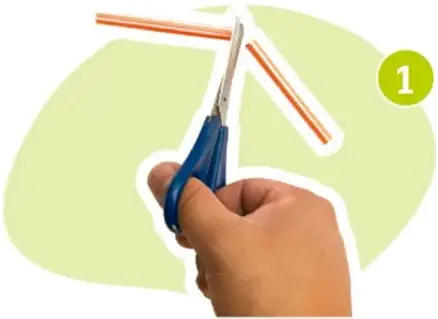 Mano trazando una línea de 5 cm sobre el cartón con una regla y un lápiz.