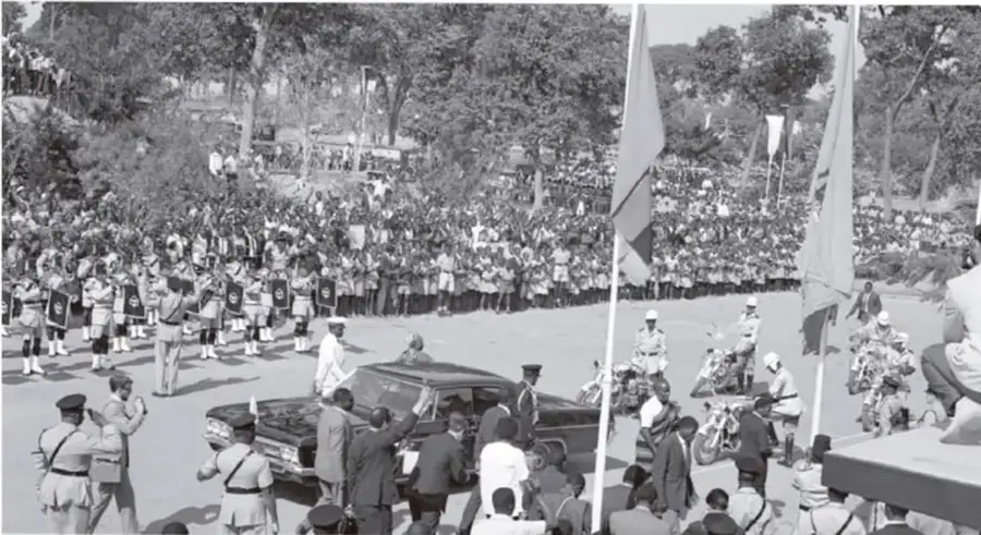 Fotografía en blanco y negro de una multitud y una banda musical en un acto público, posiblemente relacionado con la liberación de Mandela o su campaña presidencial.