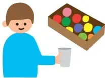Niño de pie sosteniendo un vaso junto a una caja con tapitas de colores.
